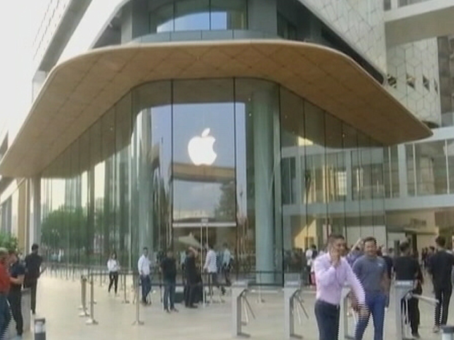 भारत में पहला एप्पल स्टोर आज मुंबई में खुलेगा, लोगों में दिखी खुशी