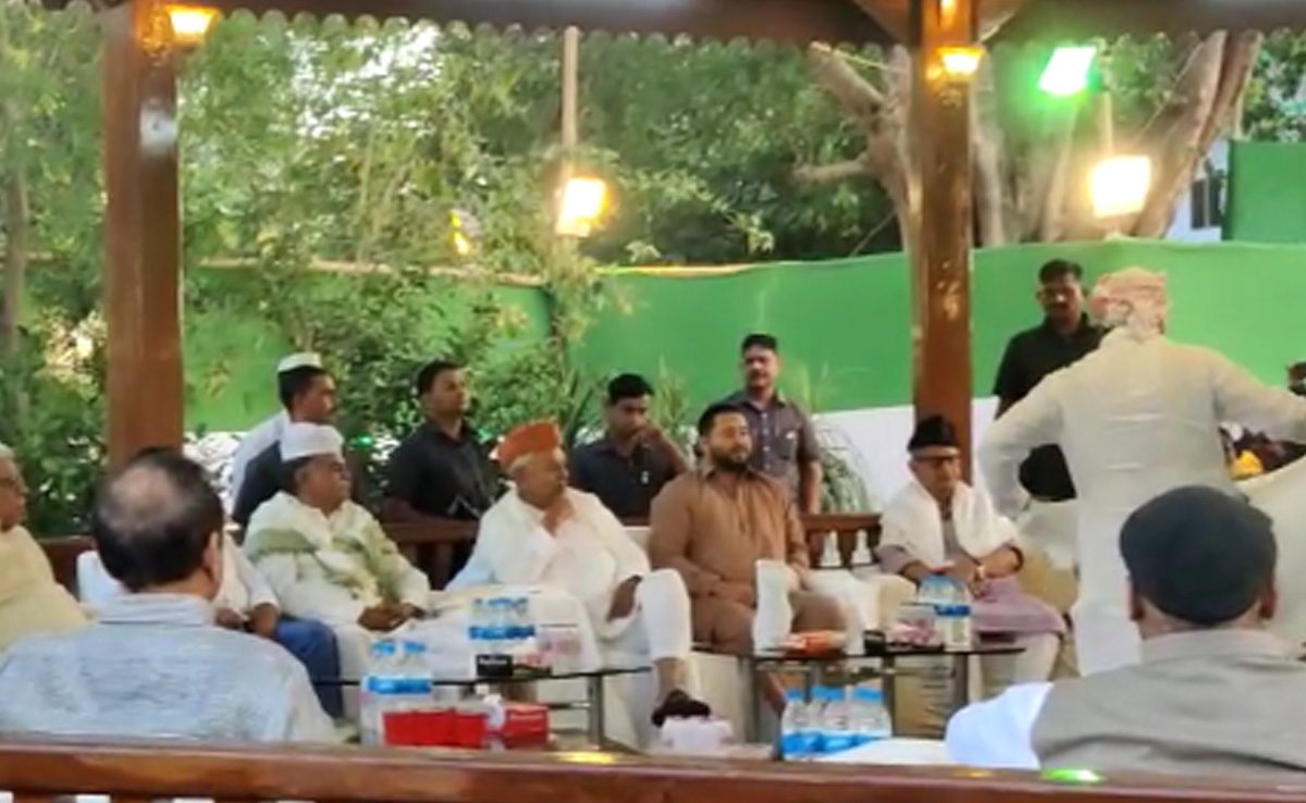 राबड़ी आवास पर तेजस्वी यादव ने दिया इफ्तार पार्टी, नीतीश, चिराग सहित कई दिग्गजों ने लिया हिस्सा