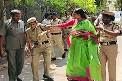 तेलंगाना की नेता YS शर्मिला ने पेपर लीक प्रदर्शन के दौरान पुलिसवाले को मारा थप्पड़ तेलंगाना की नेता YS शर्मिला ने पेपर लीक प्रदर्शन के दौरान पुलिसवाले को मारा थप्पड़