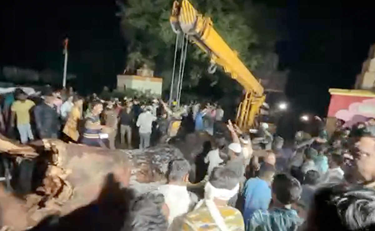 महाराष्ट्र के अकोला में टीन शेड पर नीम का पेड़ गिरने से 7 की मौत, 23 जख्मी