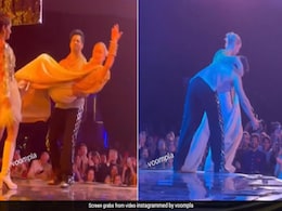 वरुण धवन ने Gigi Hadid को गोद में उठाया तो भड़के सोशल मीडिया यूजर्स, कहा- यह बेहद शर्मींदा करने वाली बात है वरुण धवन ने Gigi Hadid को गोद में उठाया तो भड़के सोशल मीडिया यूजर्स, कहा- यह बेहद शर्मींदा करने वाली बात है