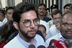 शिवसेना ठाकरे गुट की कार्यकर्ता रोशनी शिंदे पर हमले के खिलाफ विरोध मार्च शिवसेना ठाकरे गुट की कार्यकर्ता रोशनी शिंदे पर हमले के खिलाफ विरोध मार्च