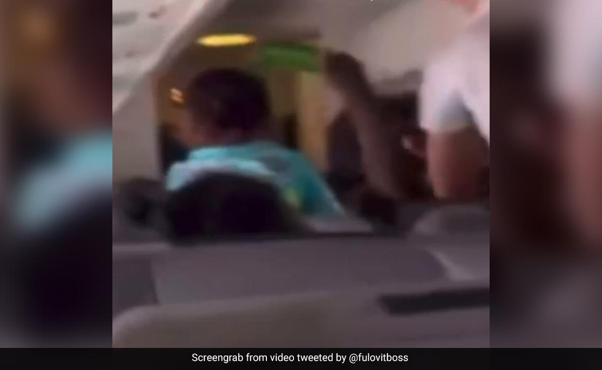 फ्लाइट में यात्रियों के बीच झड़प, जमकर हुई मारपीट, चले लात-घूंसे खींचे बाल, करनी पड़ी एमरजेंसी लैंडिंग - देखें Video फ्लाइट में यात्रियों के बीच झड़प, जमकर हुई मारपीट, चले लात-घूंसे खींचे बाल, करनी पड़ी एमरजेंसी लैंडिंग - देखें Video