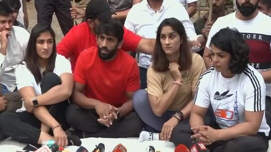 महिला पहलवानों ने सुप्रीम कोर्ट का दरवाजा खटखटाया, कुश्ती संघ के अध्यक्ष के खिलाफ FIR दर्ज करने की मांग