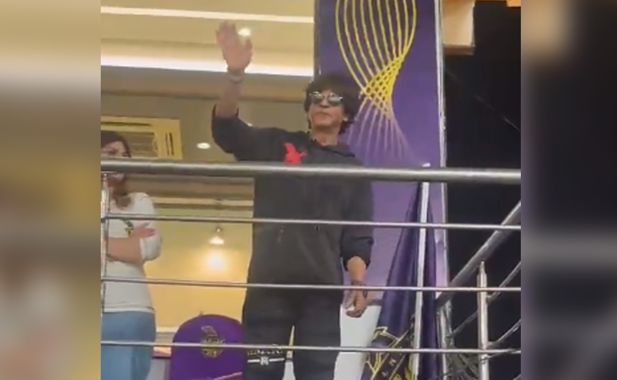 Viral: Shah Rukh Khan Goes <i>Jhoome Jo Pathaan</i> As He Cheers For His Team KKR From Stands