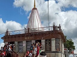 गंगा-जमुनी तहजीब के लिए मशहूर शहर के मंदिर से मुस्लिम कर्मचारियों को हटाने का आदेश गंगा-जमुनी तहजीब के लिए मशहूर शहर के मंदिर से मुस्लिम कर्मचारियों को हटाने का आदेश