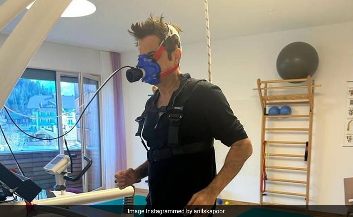 Neetu Kapoor, Kartik Aaryan And Other Celebs Cannot Get Enough Of Anil Kapoor's "<i>Fighter</i> Mode"