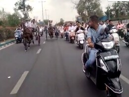 VIDEO: दिल्ली की व्यस्त सड़कों पर तांगा दौड़ाने वालों के खिलाफ पहली बार एक्शन, 10 गिरफ्तार VIDEO: दिल्ली की व्यस्त सड़कों पर तांगा दौड़ाने वालों के खिलाफ पहली बार एक्शन, 10 गिरफ्तार