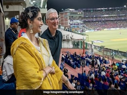 IPL में देसी अंदाज में पति संग पहुंची सोनम कपूर, फोटो देख लोग बोले- शादी में आई हो? IPL में देसी अंदाज में पति संग पहुंची सोनम कपूर, फोटो देख लोग बोले- शादी में आई हो?