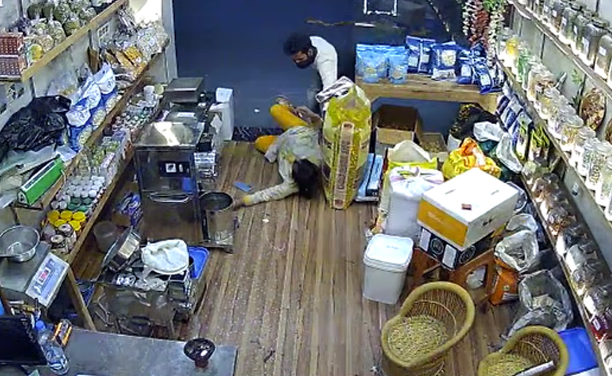 Caught On Camera: Thieves Snatch Delhi Woman's Chain At Gunpoint