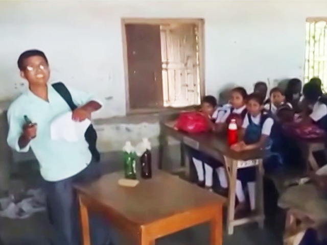 वीडियो: पश्चिम बंगाल के स्कूल में बंदूक लेकर कक्षा में शख्स ने किया प्रवेश