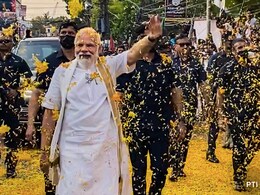 केरल: रोड शो में PM मोदी का दिखा अलग अंदाज, कार छोड़ पैदल ही काफिले से आगे निकले