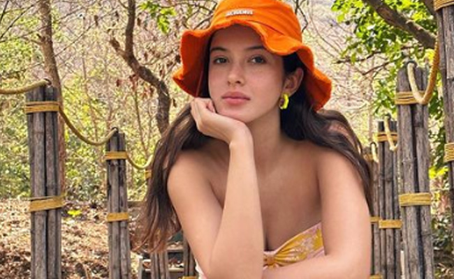 Shanaya Kapoor And Her "New Hat" Gets Childhood BFF Ananya Panday 's Approval