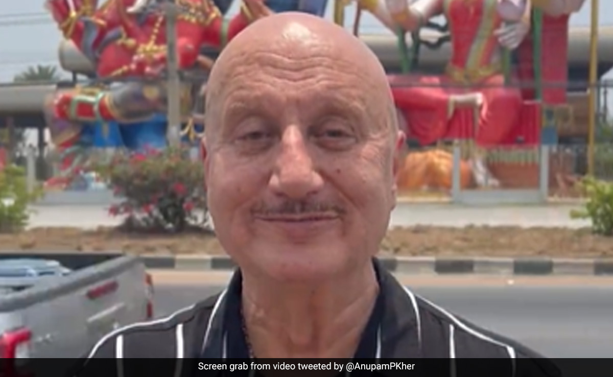 कंघी वाले ने अनुपम खेर को बेच दी कंघी, सोशल मीडिया यूजर बोले - ये है पक्का सेल्समैन गंजे को कंघी बेच दी