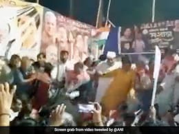 छत्तीसगढ़ में भीड़ से खचाखच भरा मंच गिरने से कांग्रेस के दो नेता घायल छत्तीसगढ़ में भीड़ से खचाखच भरा मंच गिरने से कांग्रेस के दो नेता घायल