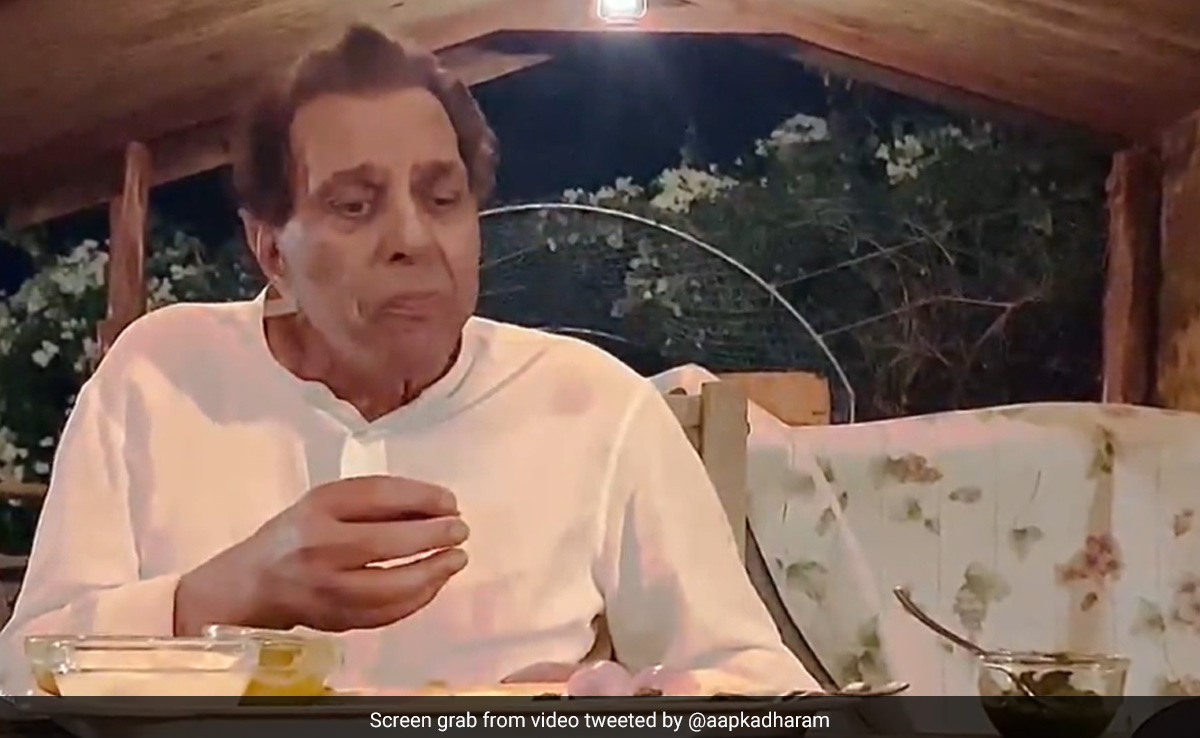 खाने के साथ गाना गुनगुनाते नजर आए हीमैन धर्मेंद्र, फैन्स ने मांगी दुआ- प्यारे अंकल, इसी तरह इंजॉय करते रहें