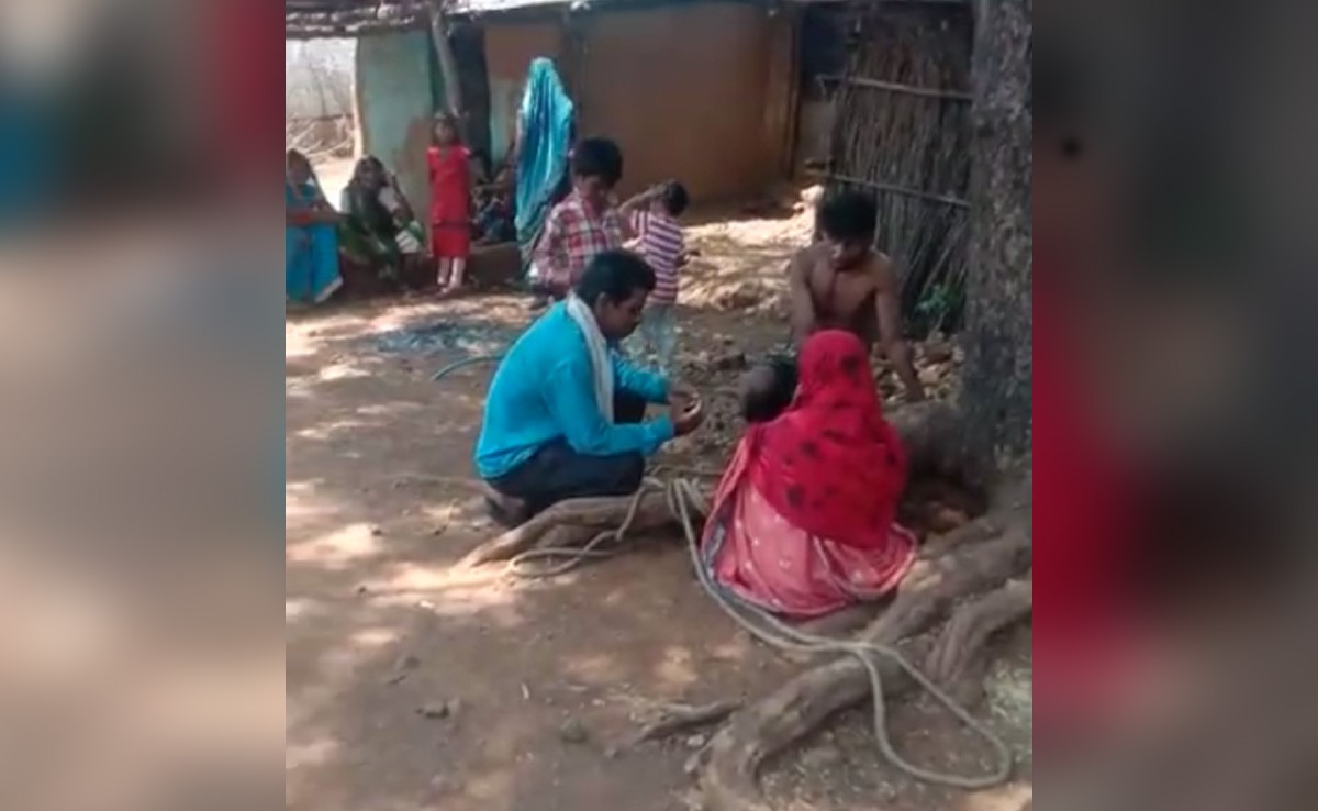 MP: चरित्र पर संदेह जताकर ग्रामीणों ने की भाई-बहन की पेड़ से बांधकर पिटाई