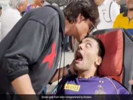 Watch: Shah Rukh Khan Kisses His Specially-Abled Super Fan At KKR Match, Wins Hearts Watch: Shah Rukh Khan Kisses His Specially-Abled Super Fan At KKR Match, Wins Hearts