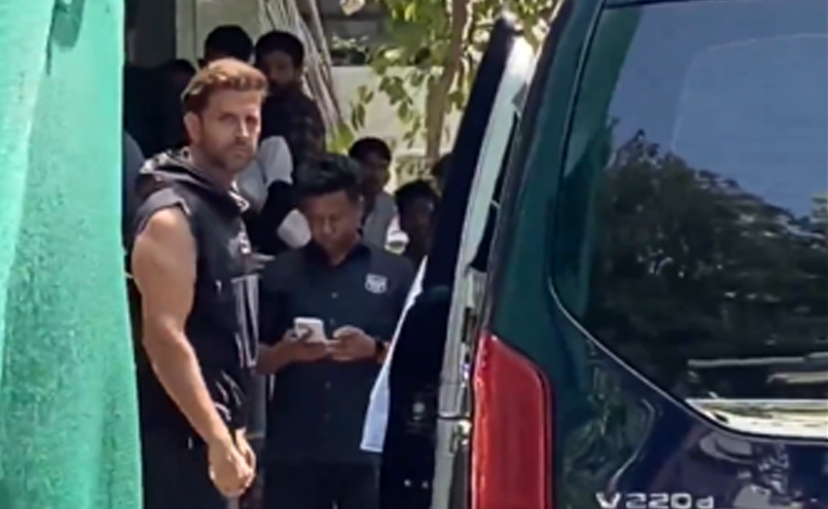 The Internet Is Obsessed With These Pics Of Hrithik Roshan. Because, <i>War 2</i> And Biceps