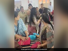 VIDEO: साड़ी की सेल में उमड़ी थी महिलाओं की भीड़, अचानक आपस में भिड़ गईं दो औरतें VIDEO: साड़ी की सेल में उमड़ी थी महिलाओं की भीड़, अचानक आपस में भिड़ गईं दो औरतें