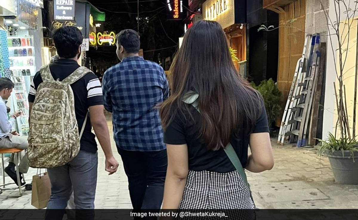 Woman Asks Internet To Remove Boys Photobombing Her Pic, People Come Up With Hilarious Edits