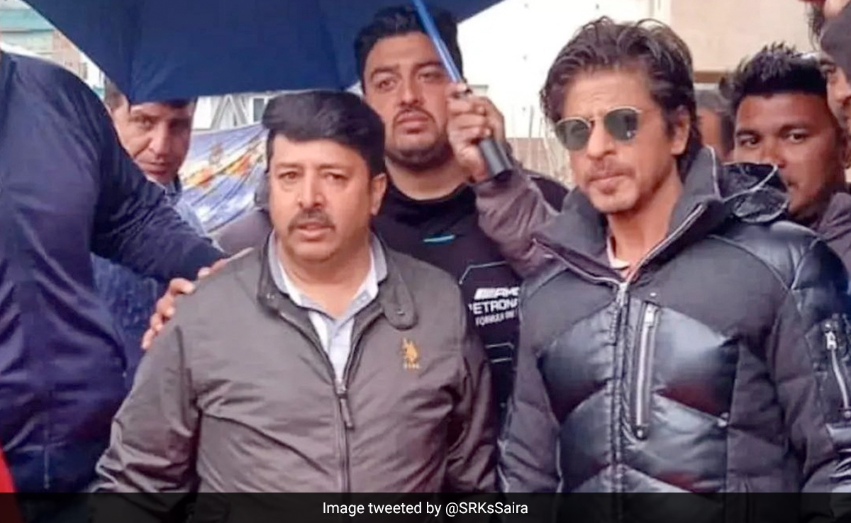 Viral Pic Of Shah Rukh Khan With Fans From <i>Dunki</i> Shoot In Kashmir