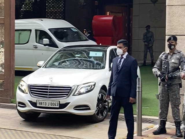 Apple CEO Tim Cook Spotted At Mukesh Ambani's Antilia In Mumbai