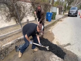 सड़क के गड्ढे को भरने के लिए जिम के दोस्तों के साथ बेलचा लेकर पहुंच गया यह सुपरस्टार, वीडियो शेयर कर बोला- शिकायत नहीं, समाधान सड़क के गड्ढे को भरने के लिए जिम के दोस्तों के साथ बेलचा लेकर पहुंच गया यह सुपरस्टार, वीडियो शेयर कर बोला- शिकायत नहीं, समाधान