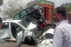 महाराष्ट्र के रायगढ़ में भीषण हादसे में गाड़ियों के उड़े परखच्चे, चार लोग जख्मी महाराष्ट्र के रायगढ़ में भीषण हादसे में गाड़ियों के उड़े परखच्चे, चार लोग जख्मी