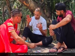 VIDEO: आईपीएल छोड़ चोरी-छुपे 'जुआ' खेलते नजर आए शिखर धवन, पहुंच गई पुलिस तो क्रिकेटर देने लगे ऐसा रिएक्शन VIDEO: आईपीएल छोड़ चोरी-छुपे 'जुआ' खेलते नजर आए शिखर धवन, पहुंच गई पुलिस तो क्रिकेटर देने लगे ऐसा रिएक्शन
