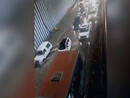 बेंगलुरु हवाई अड्डा और आसपास के इलाके में भारी बारिश, 14 फ्लाइटें डायवर्ट की गईं बेंगलुरु हवाई अड्डा और आसपास के इलाके में भारी बारिश, 14 फ्लाइटें डायवर्ट की गईं