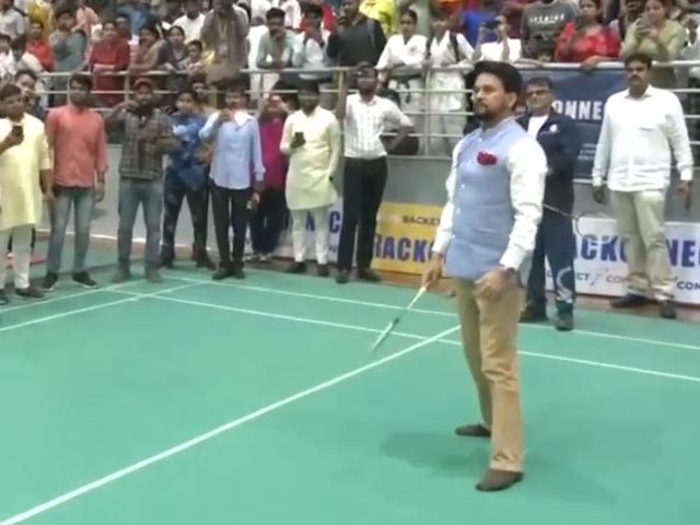 नोएडा में बैडमिंटन खेलते दिखे खेल मंत्री अनुराग ठाकुर