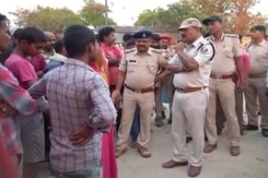बिहार में जमीनी विवाद में तीन लोगों की हत्या, पुलिस ने सात लोगों को हिरासत में लिया  बिहार में जमीनी विवाद में तीन लोगों की हत्या, पुलिस ने सात लोगों को हिरासत में लिया