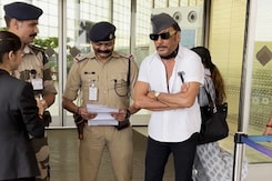 "तुम लोग यहीं रहते हो?": मुंबई एयरपोर्ट पर पैपराजी को देखकर हंसते हुए जैकी श्रॉफ ने कहा "तुम लोग यहीं रहते हो?": मुंबई एयरपोर्ट पर पैपराजी को देखकर हंसते हुए जैकी श्रॉफ ने कहा