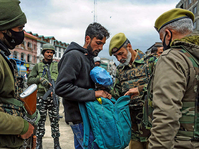 पुंछ में सेना के वाहन पर आतंकी हमला, आतंकियों की तलाश में सर्च आपरेशन