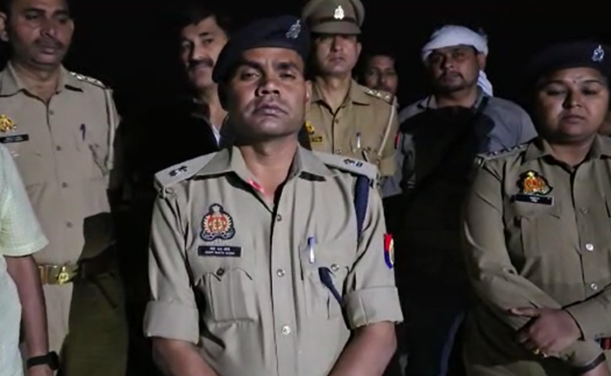 UP : झांसी में पुलिस और बदमाशों के बीच मुठभेड़, तीन को लगी गोली, एक  गिरफ्तार | UP: Encounter between police and miscreants in Jhansi, three  shot, one arrested
