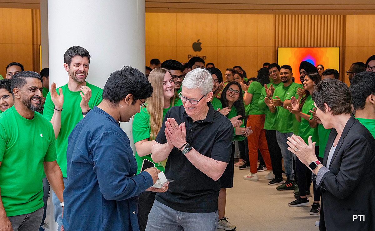 Watch: Long Queues, Loud Cheers As Tim Cook Opens Apple Store In Delhi