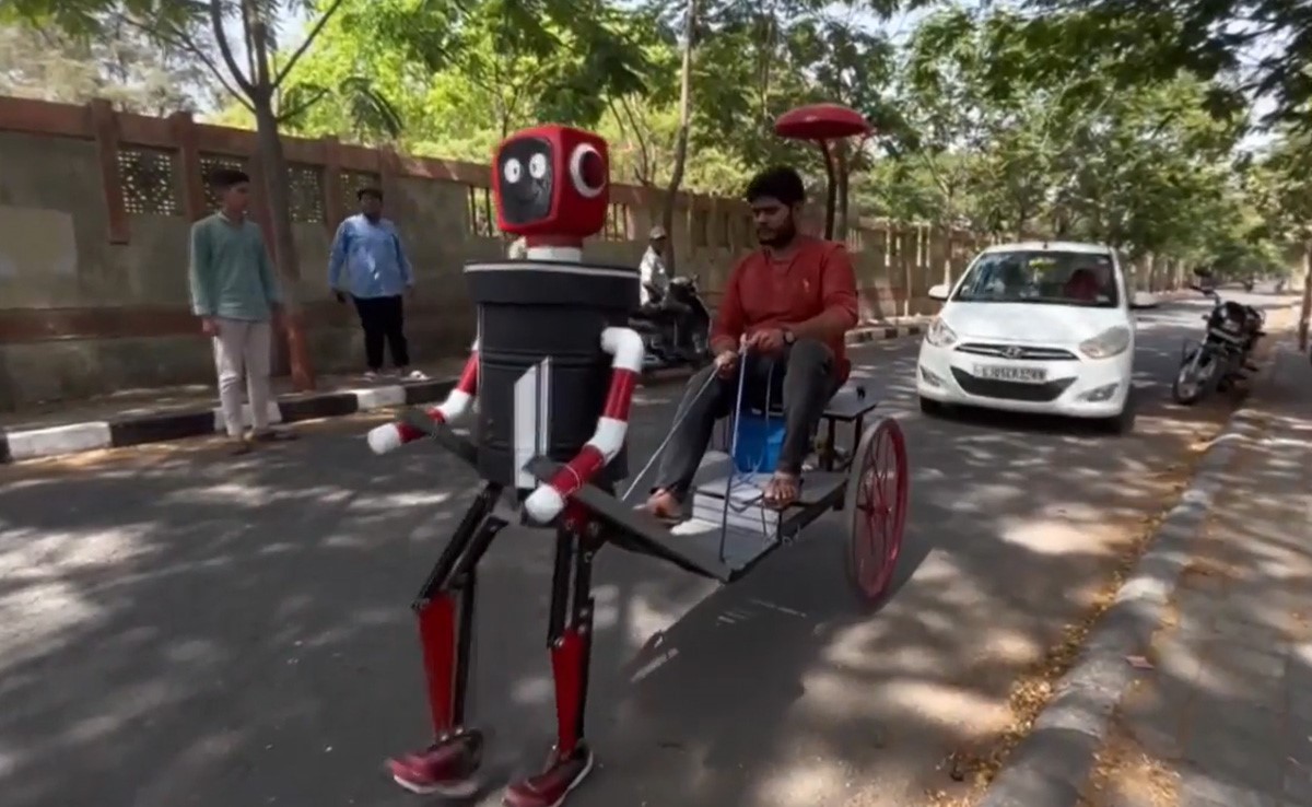 Video: बीटेक के छात्रों ने बनाया अनोखा Humanoid Robot, यह सड़क पर आसानी से चलता है Video: बीटेक के छात्रों ने बनाया अनोखा Humanoid Robot, यह सड़क पर आसानी से चलता है