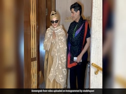 90 के दशक के आइकॉनिक लुक में नजर आईं रेखा, VIDEO देख लोग रह गए हैरान, बोले- ये कैसा स्टाइल है 90 के दशक के आइकॉनिक लुक में नजर आईं रेखा, VIDEO देख लोग रह गए हैरान, बोले- ये कैसा स्टाइल है