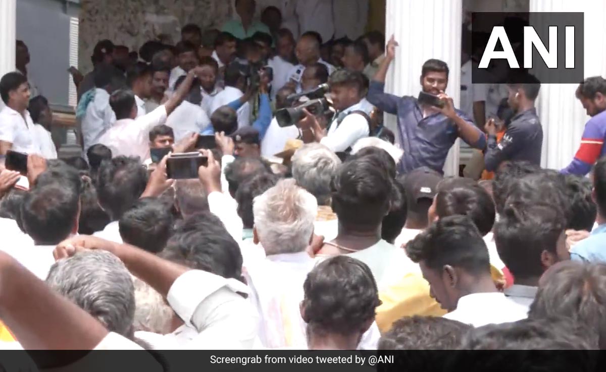 Rival Congress Groups Protest At Bengaluru Office Over Candidate List