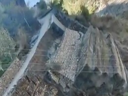 VIDEO : हिमाचल के किन्नौर में भूस्खलन से सड़क हुई क्षतिग्रस्त, किसी के हताहत होने की खबर नहीं