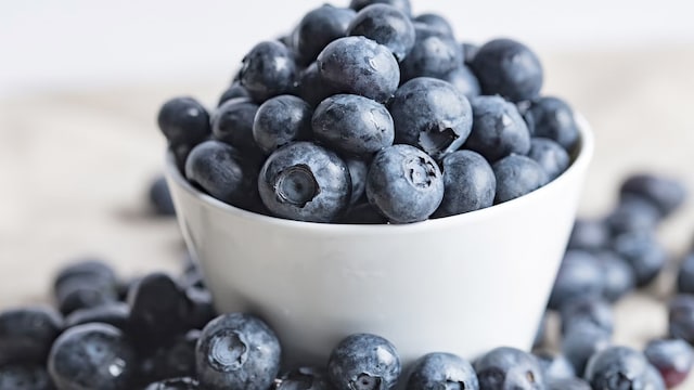 Berries such as blueberries are low in calories and high in fibre and antioxidants