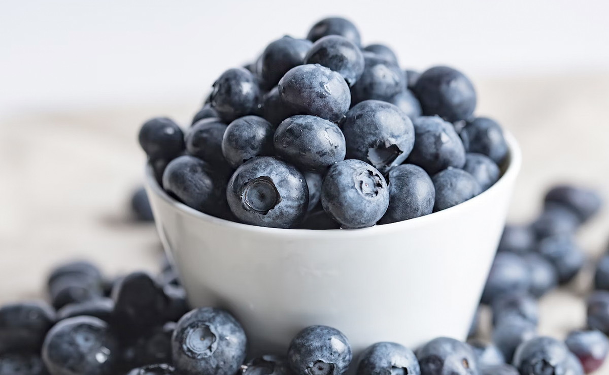 Berries such as blueberries are low in calories and high in fibre and antioxidants