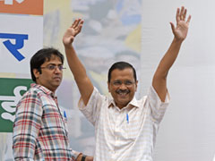 Pics: AAP Celebrates National Party Tag By Dancing, Distributing Sweets