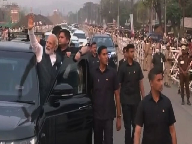 गुवाहाटी में रोड शो कर रहे हैं प्रधानमंत्री नरेंद्र मोदी