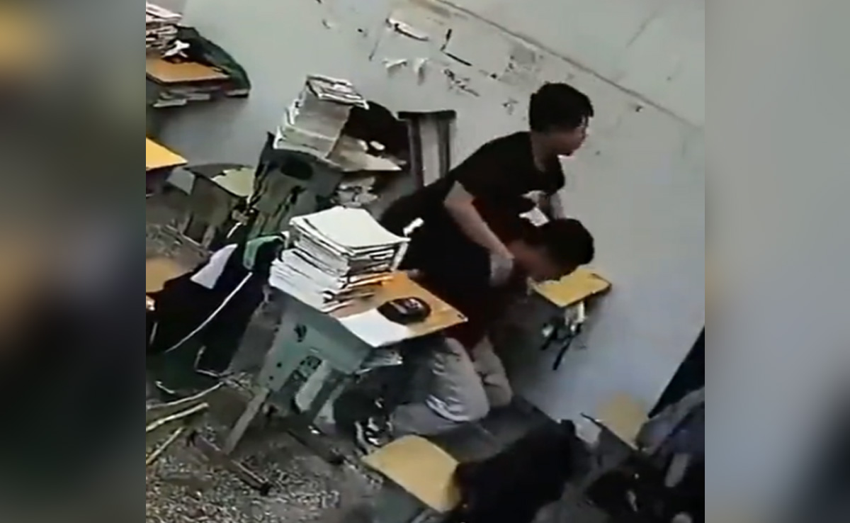 जान की परवाह किए बिना लड़के ने अपने लाचार दोस्त की बचाई जान, लोगों ने कहा- इंसानीयत ज़िंदा है