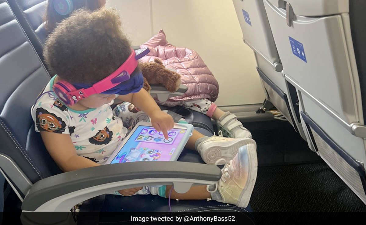 Baseball Player Slams United Airlines, Says Pregnant Wife "Forced To Clean Child's Mess". Internet Divided