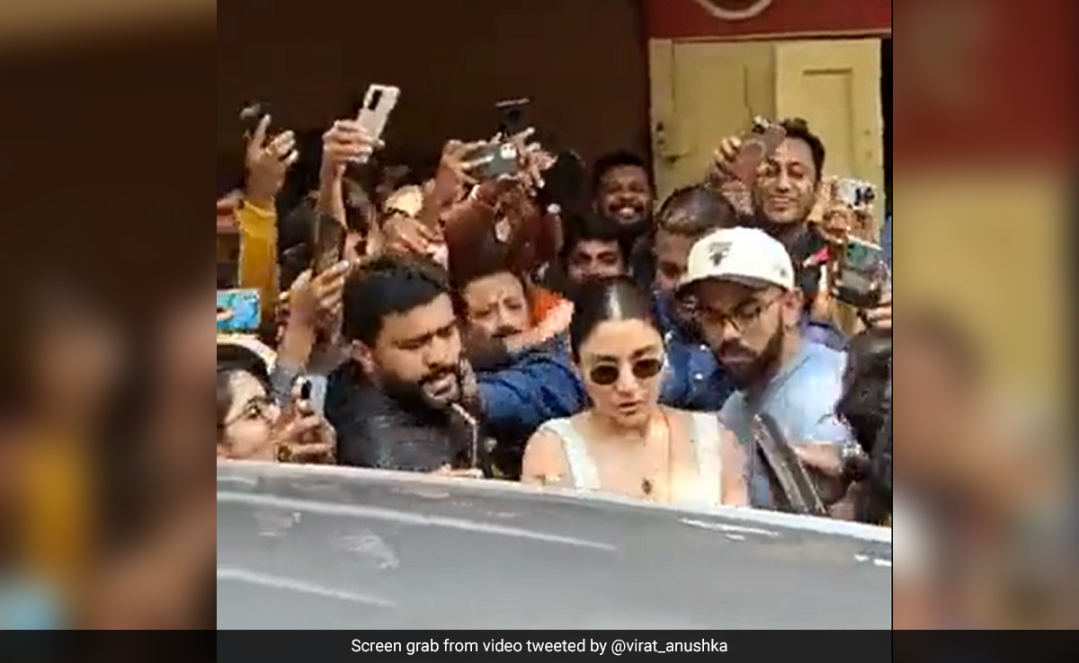 Video: RCB Fans Cheer As Virat Kohli, Anushka Sharma Step Out For Lunch In Bengaluru