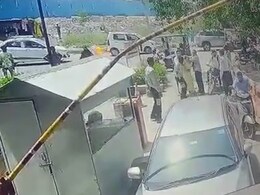 मॉल में पार्किंग स्लिप देने में हुई देरी तो शख्स ने परिवार बुलाकर गार्ड-पुलिस से की मारपीट, VIDEO वायरल