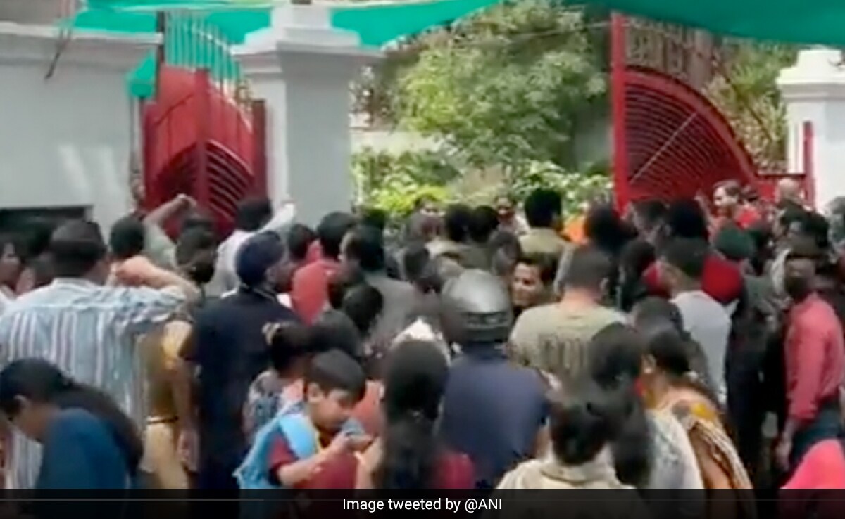 Delhi School Evacuated After Bomb Threat, Nothing Suspicious Found Yet Delhi School Evacuated After Bomb Threat, Nothing Suspicious Found Yet